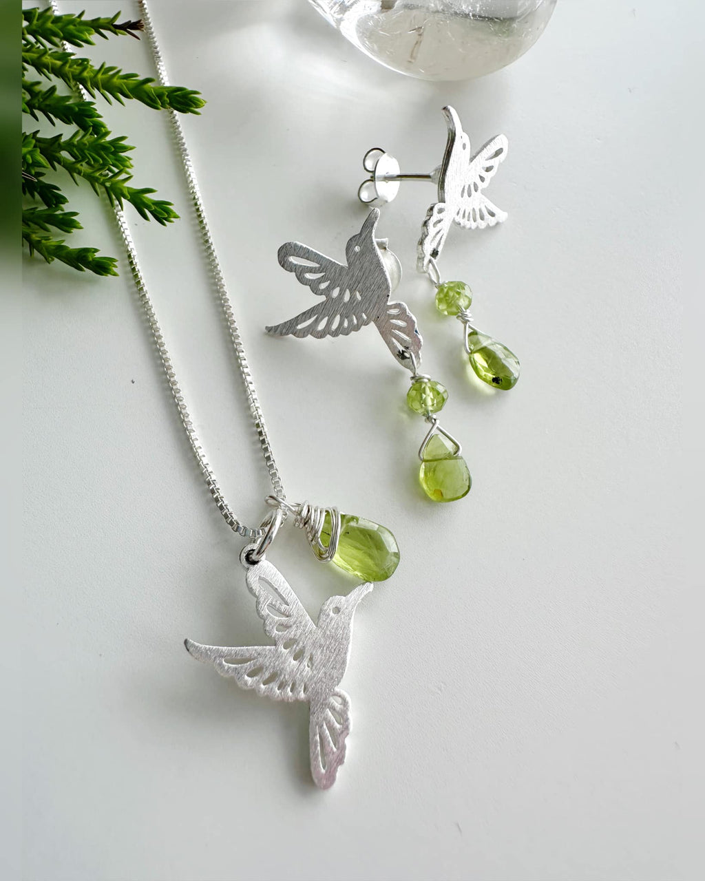Conjunto Colibríes en Peridoto. Incluye significado y packing para regalo