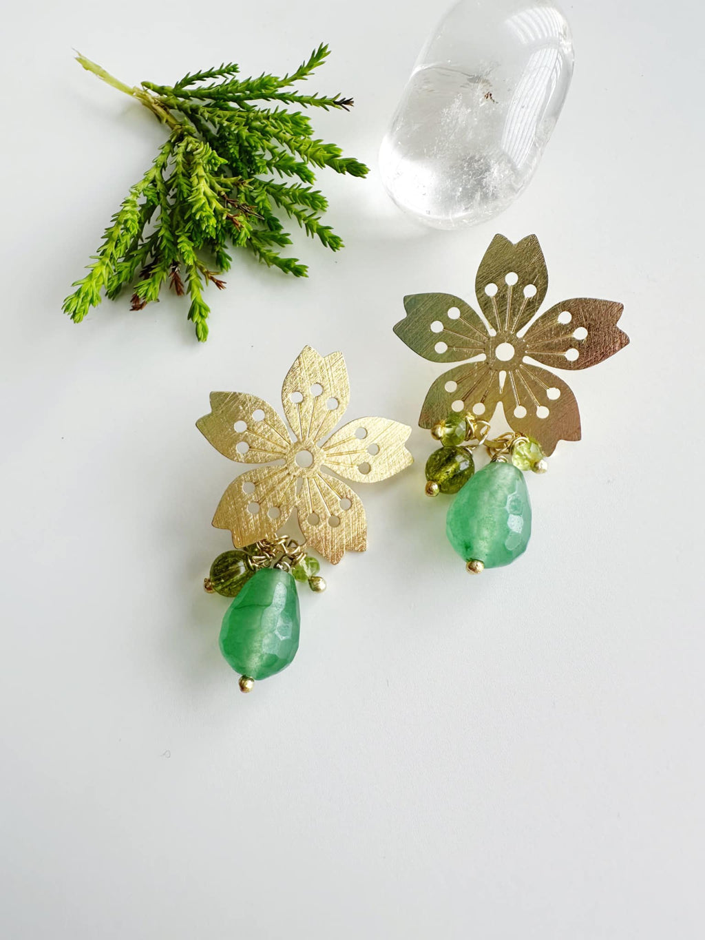 Aros florales XL en mix de piedras naturales verdosas. Incluye Packing para regalo