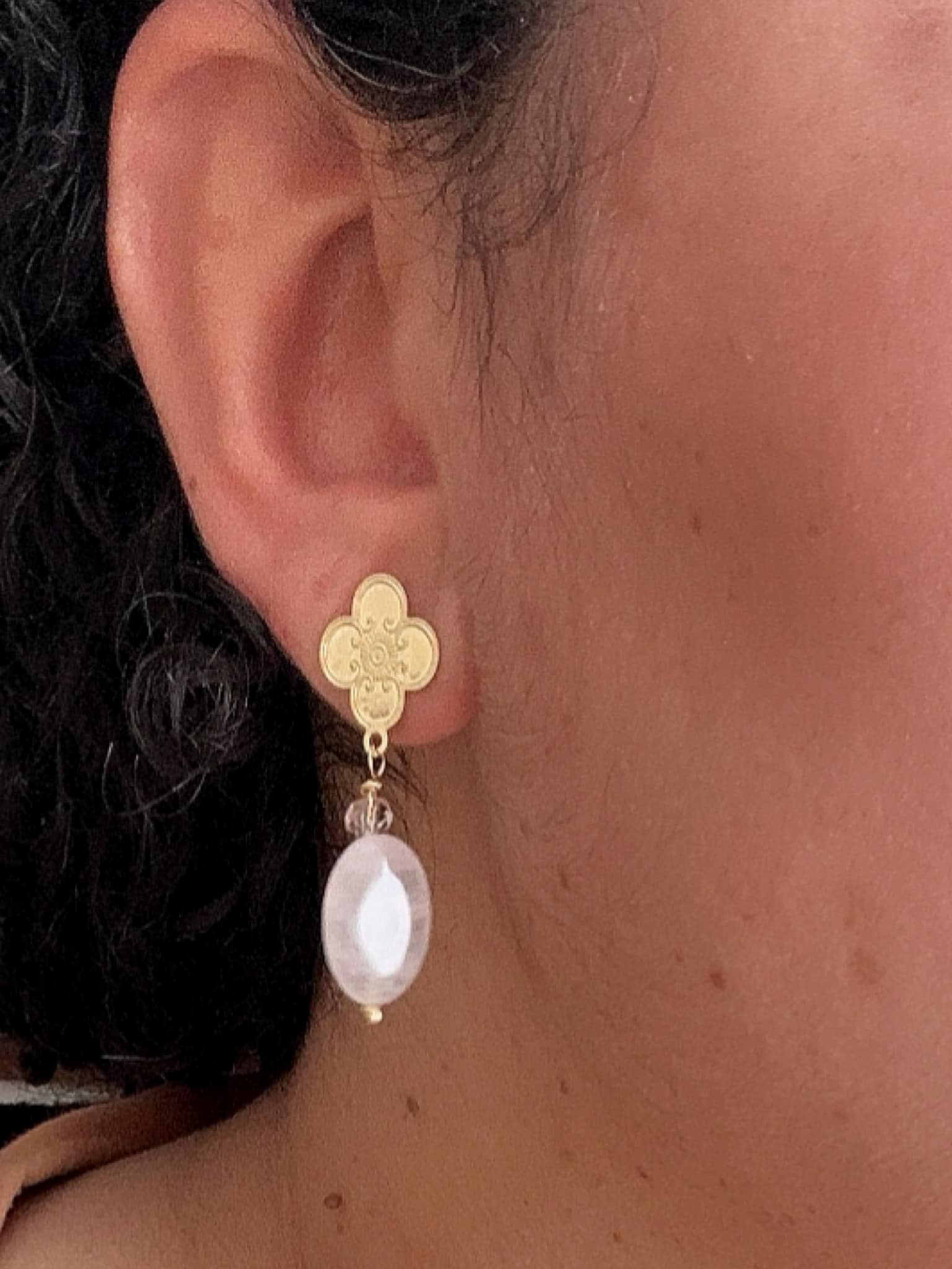 Aros Flores con Cuarzo Rosa. Incluye significado de la piedra y Packing para regalo