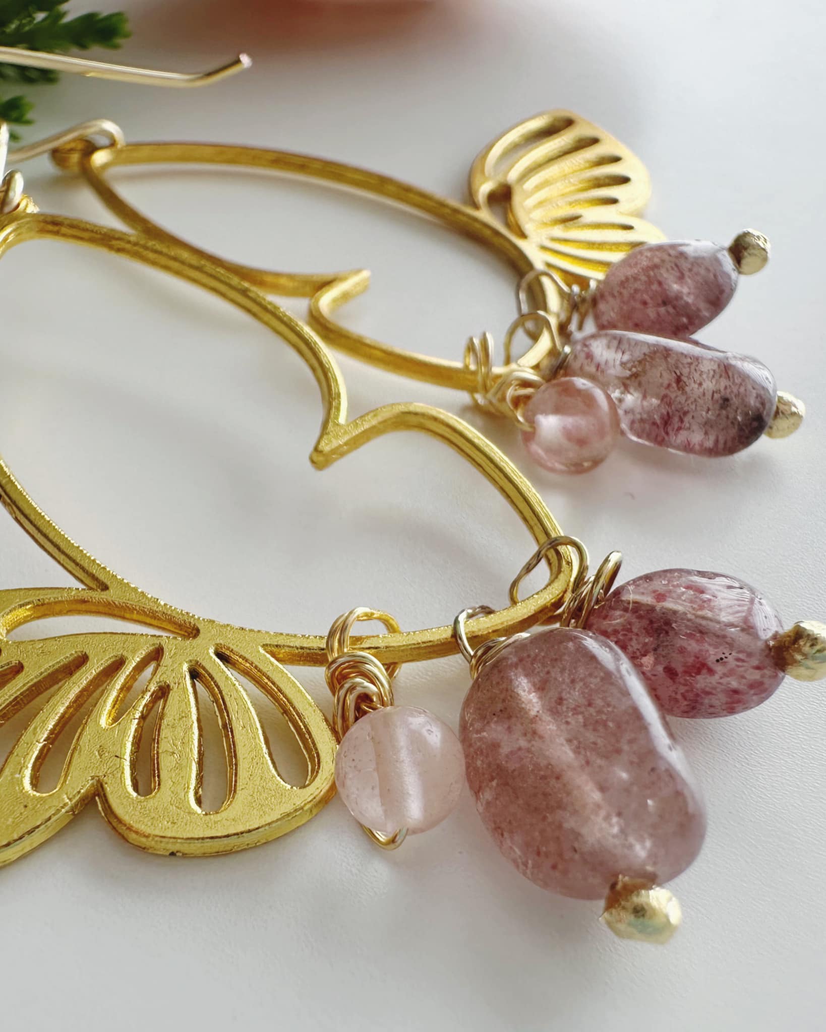 Aros Mariposa en piedras de Cuarzo Frutilla. Incluye significado de su piedra y Packing para regalo