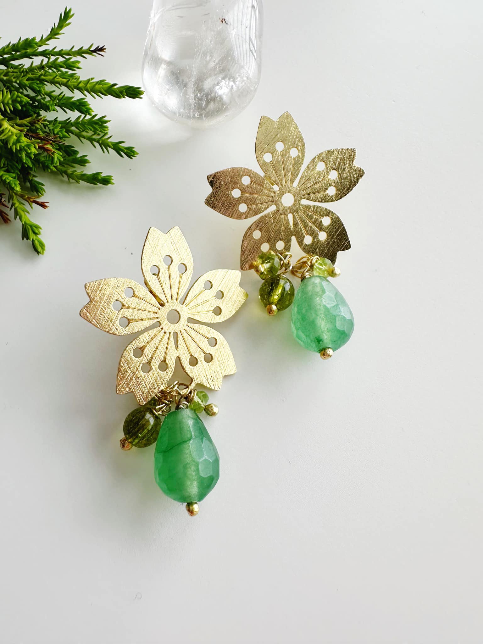 Aros florales XL en mix de piedras naturales verdosas. Incluye Packing para regalo