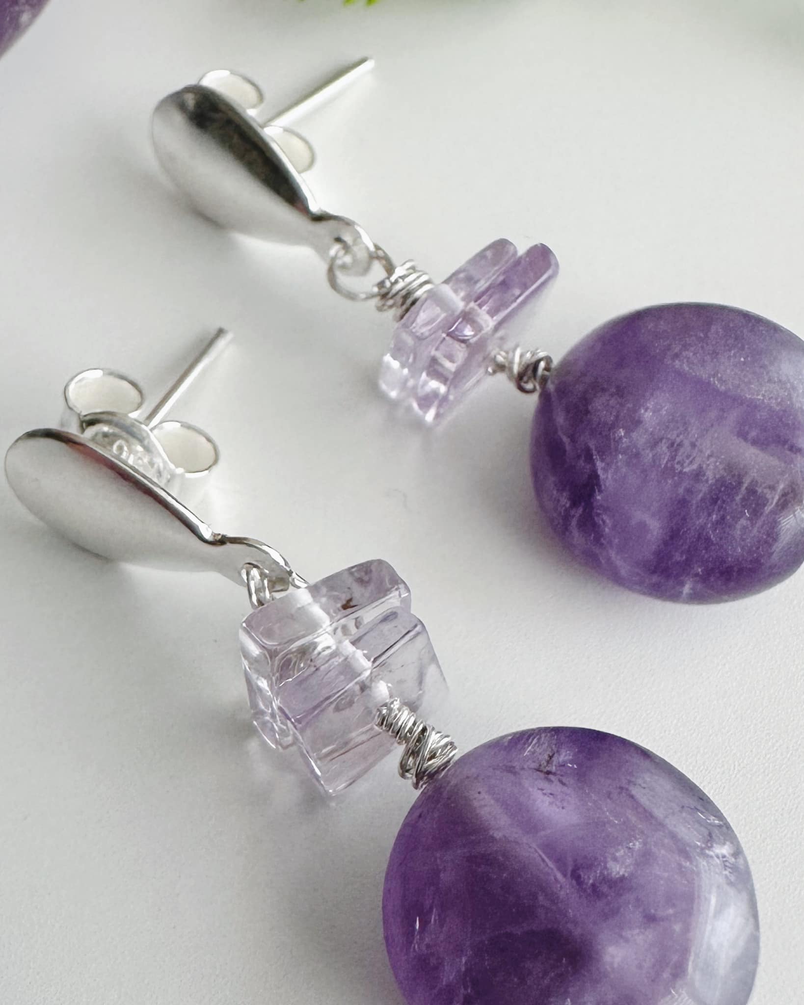 Aros de Plata con piedras Amatista. Incluye significado de la piedra y Packing para regalo
