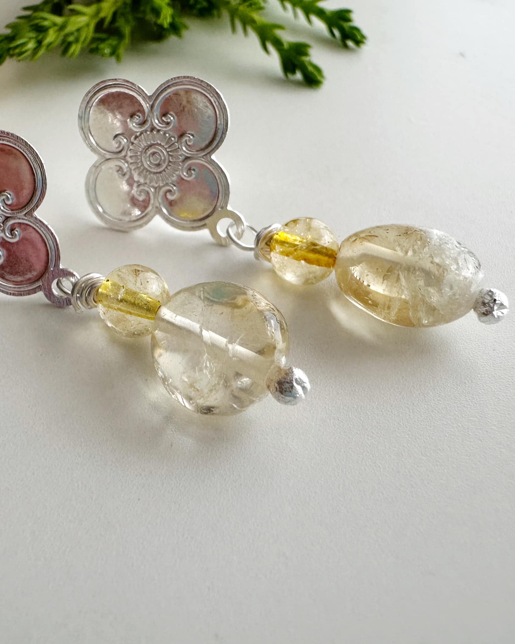 Aros silver flores de cuarzo Citrino. Incluye significado de la piedra y Packing para regalo