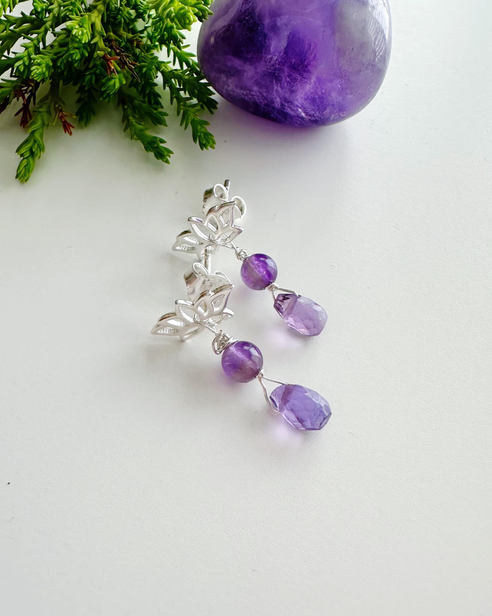 Aros de Plata Flor de loto en piedra Amatista. Incluye significado de la piedra y Packing para regalo