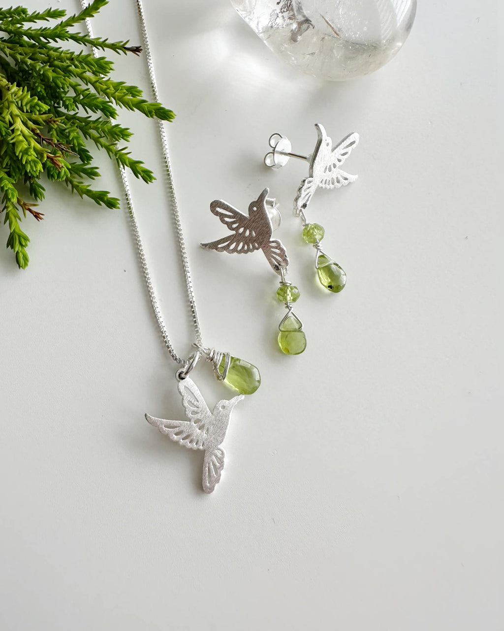 Conjunto Colibríes en Peridoto. Incluye significado y packing para regalo