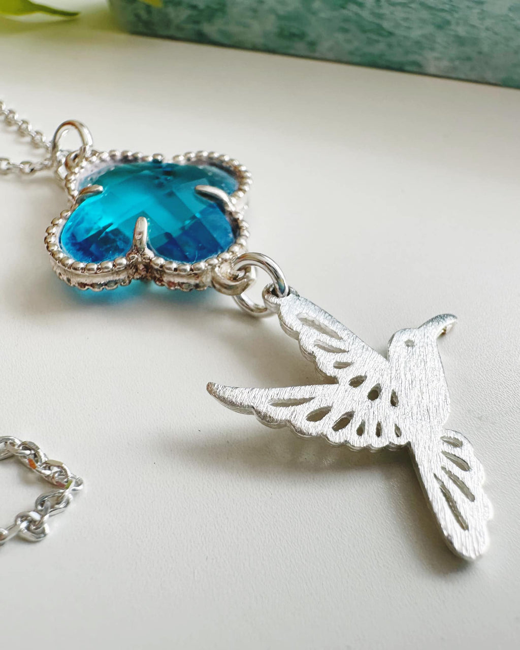 Collar silver Colibrí Cristal azul. Incluye significado y packing para regalo