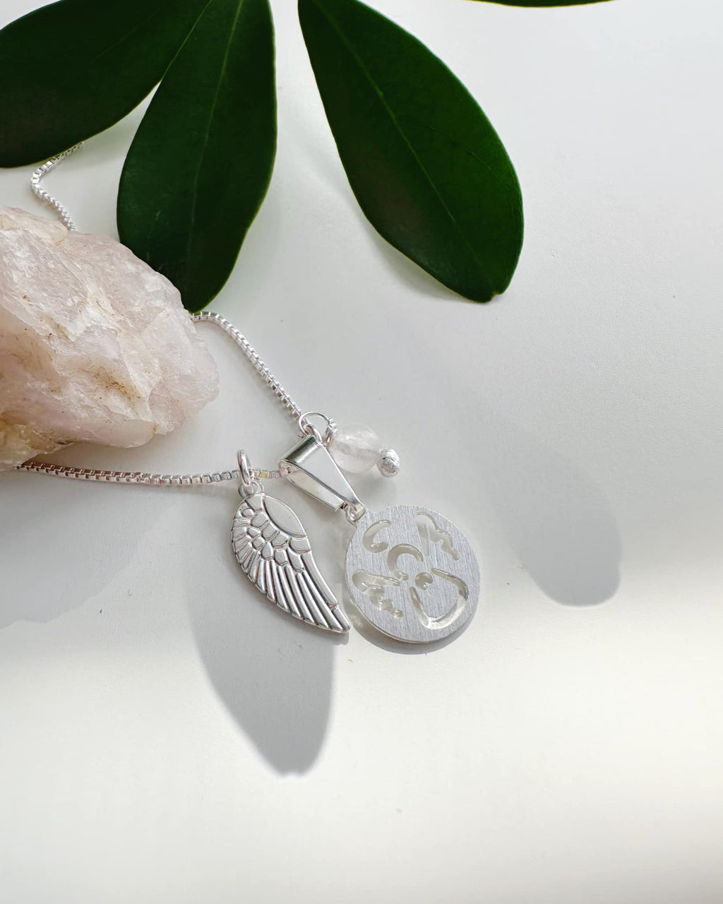 Collar Ángel de la guarda en Cuarzo Rosa. Incluye packing para regalo y mensaje especial