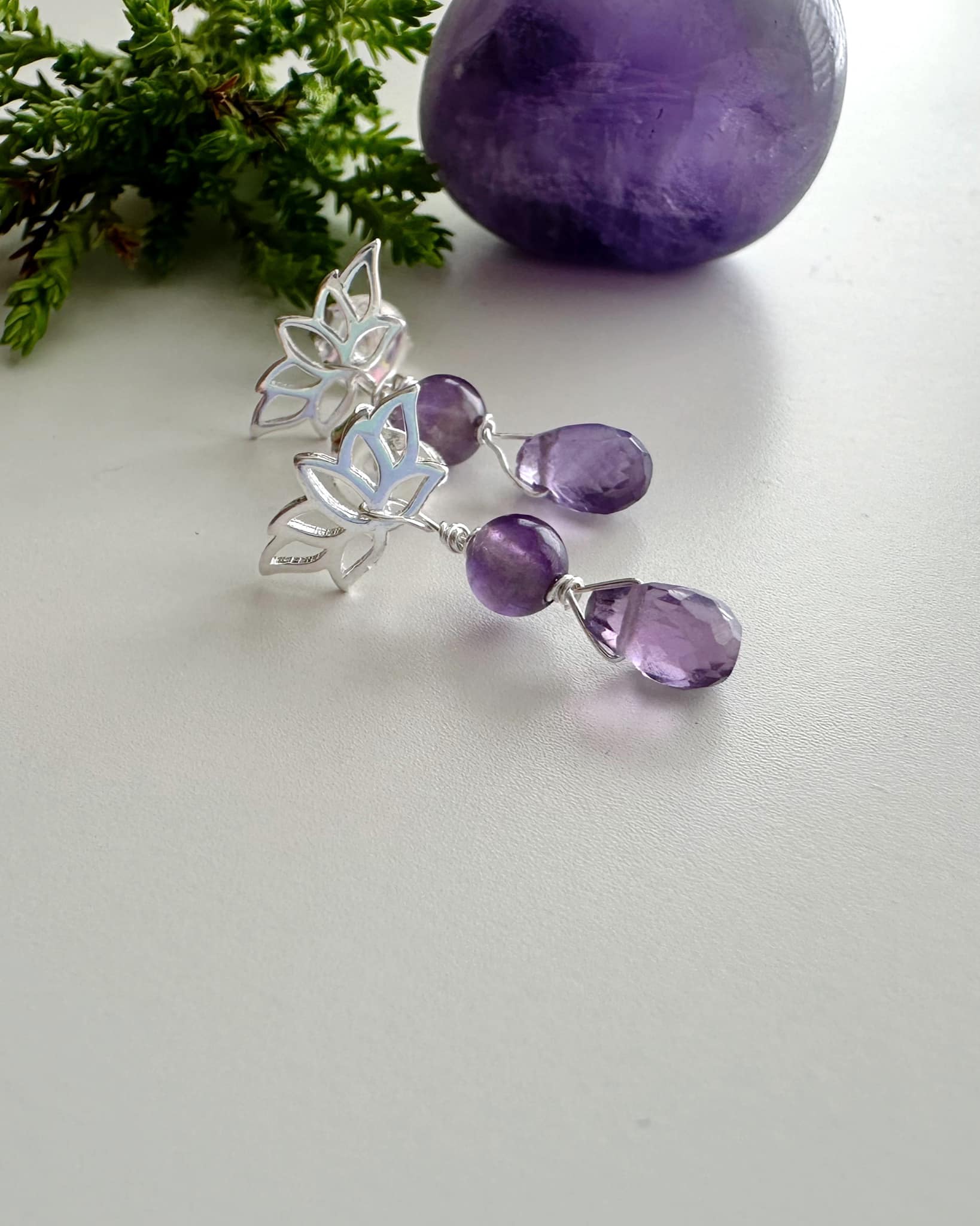Aros de Plata Flor de loto en piedra Amatista. Incluye significado de la piedra y Packing para regalo