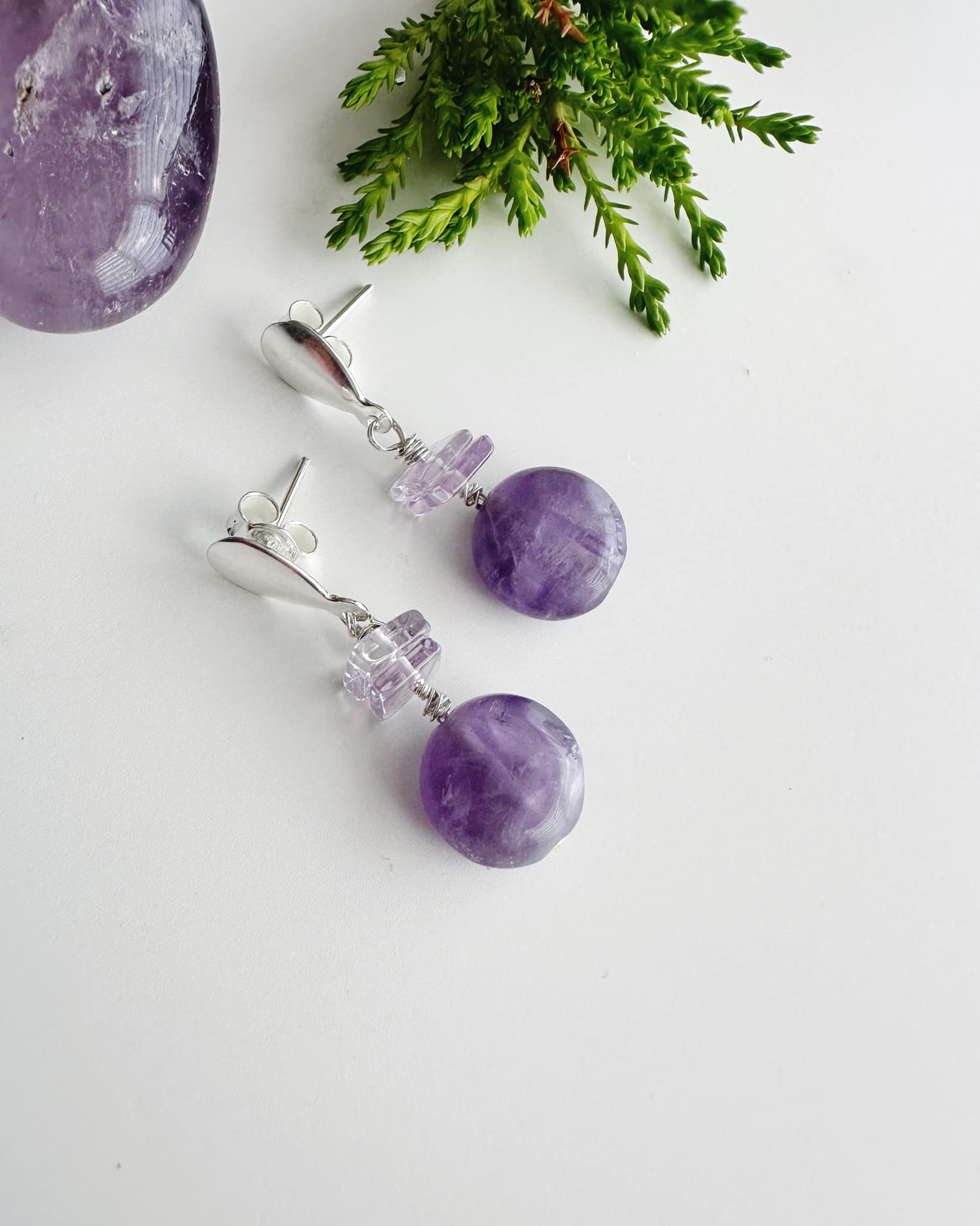 Aros de Plata con piedras Amatista. Incluye significado de la piedra y Packing para regalo