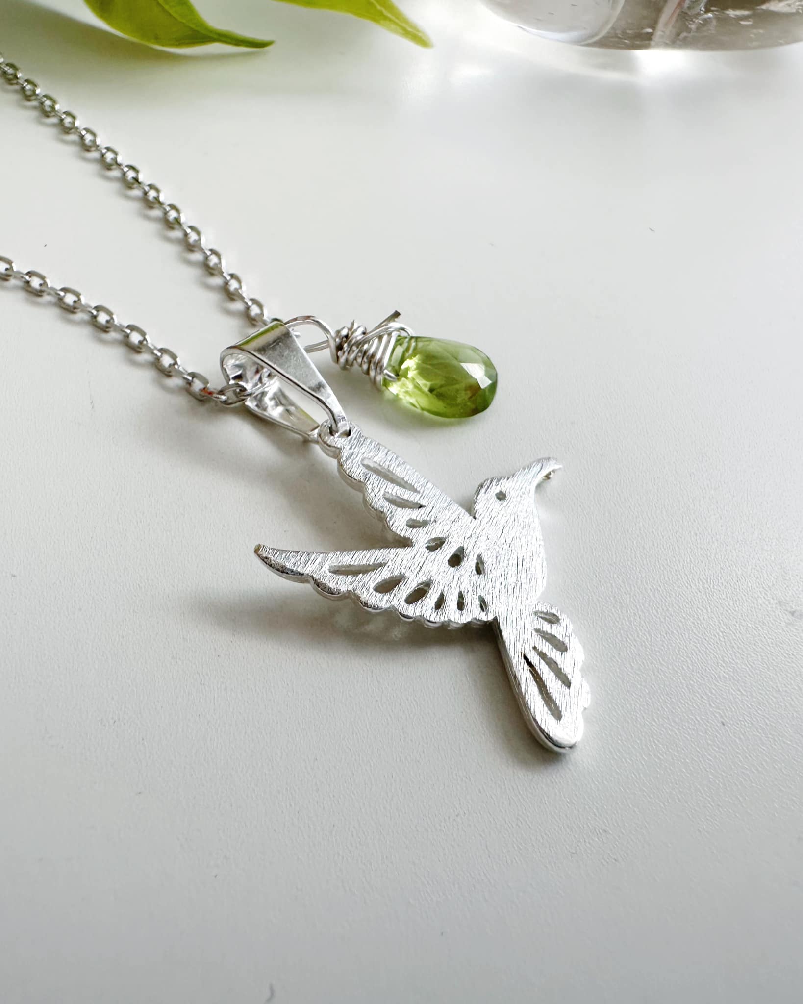 Collar silver Colibrí Peridoto. Incluye significado y packing para regalo