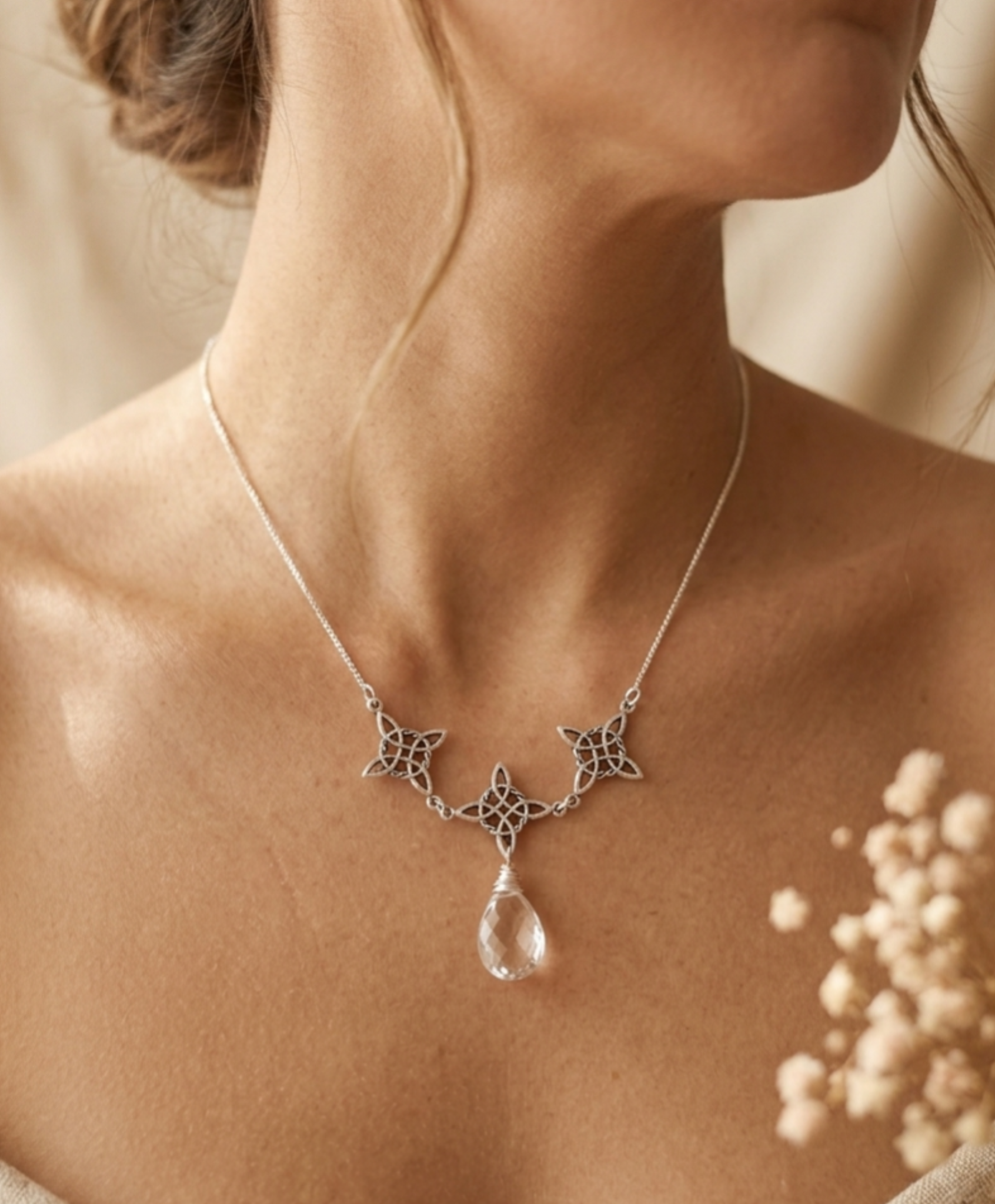 Collar trio Nudo de Bruja y piedra Cuarzo Cristal con significado "Protección Ancestral"