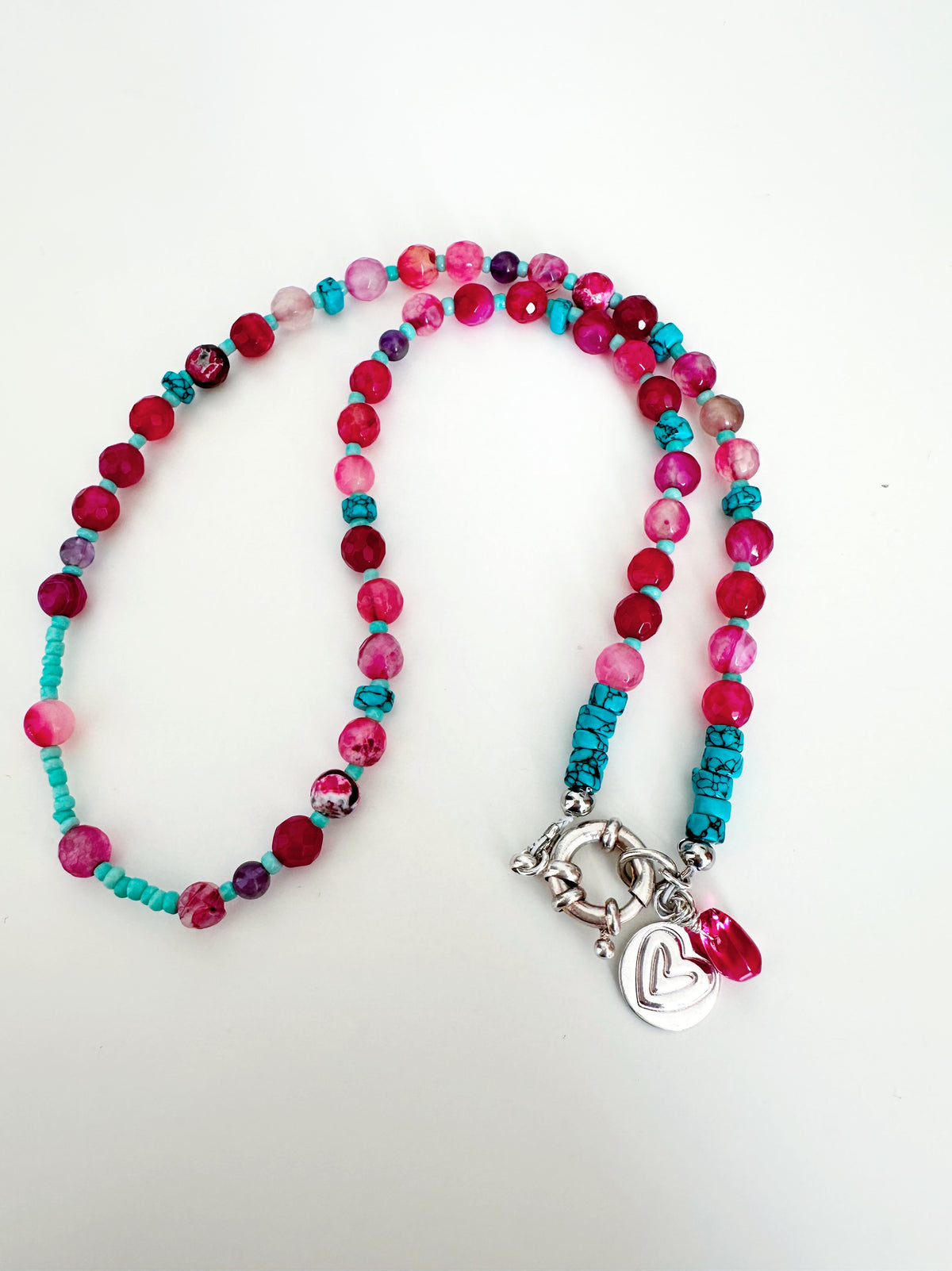 Collar “Alegría” en piedras Ágata y Howlita celeste. Enchape de Plata 950