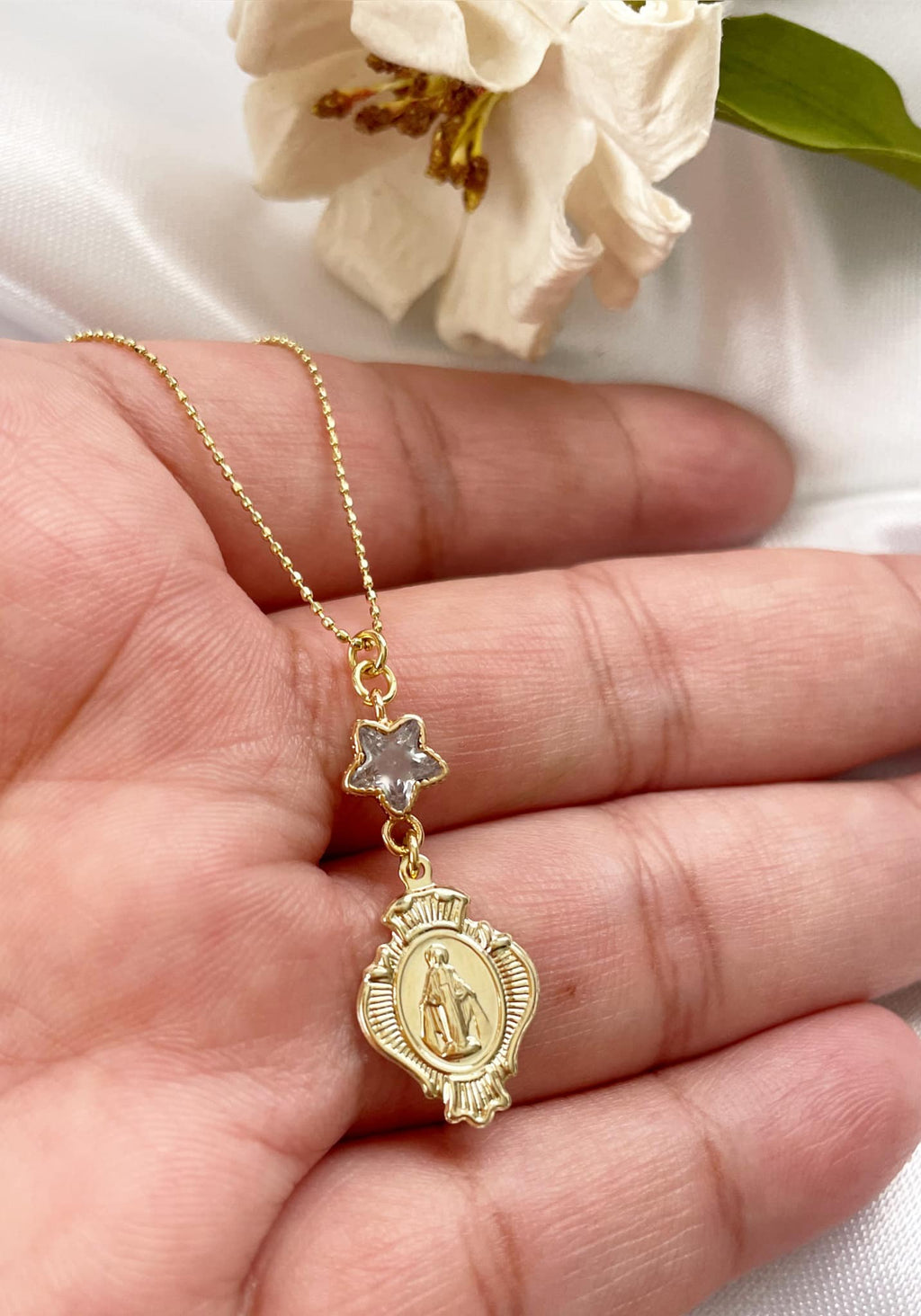 Collar Virgen de los milagros. Incluye mensaje especial y packing para regalo