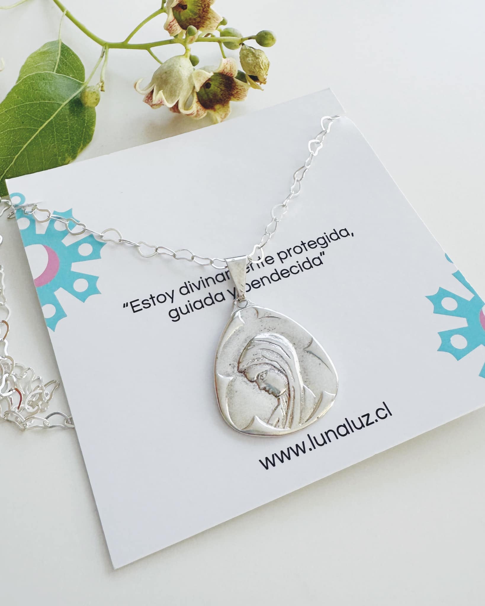 Collar Virgen niña. Incluye mensaje especial y packing para regalo