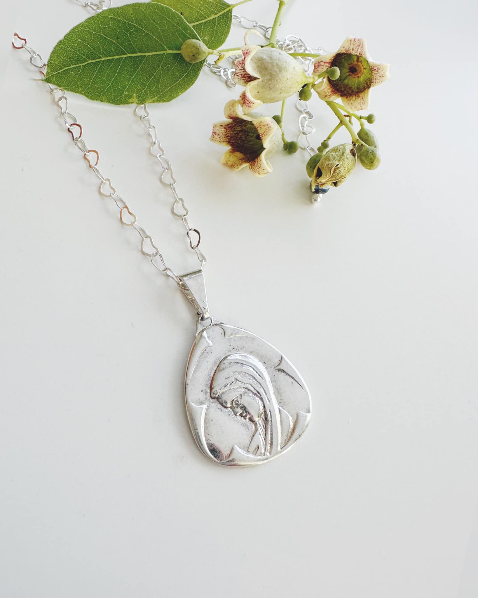 Collar Virgen niña. Incluye mensaje especial y packing para regalo