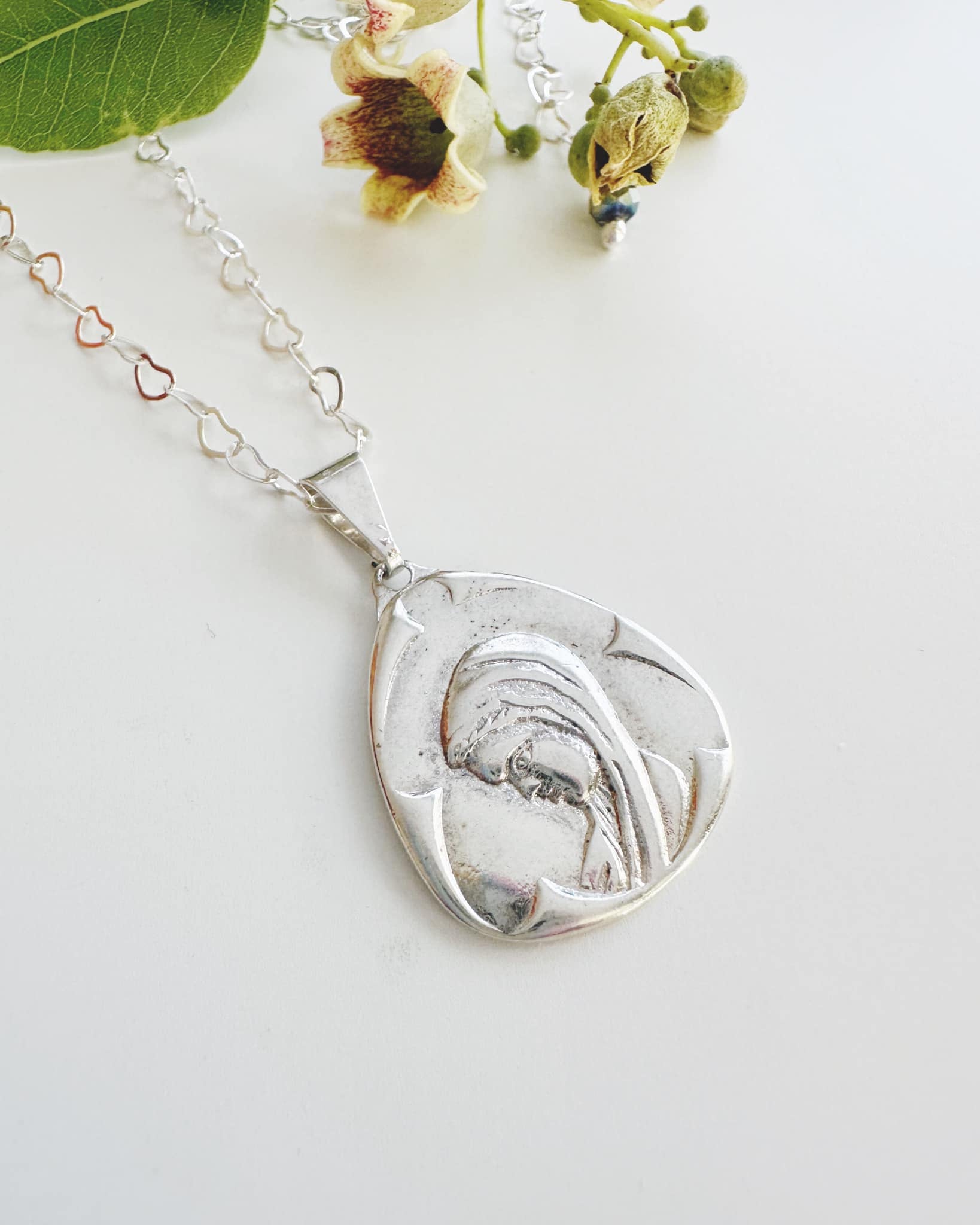 Collar Virgen niña. Incluye mensaje especial y packing para regalo