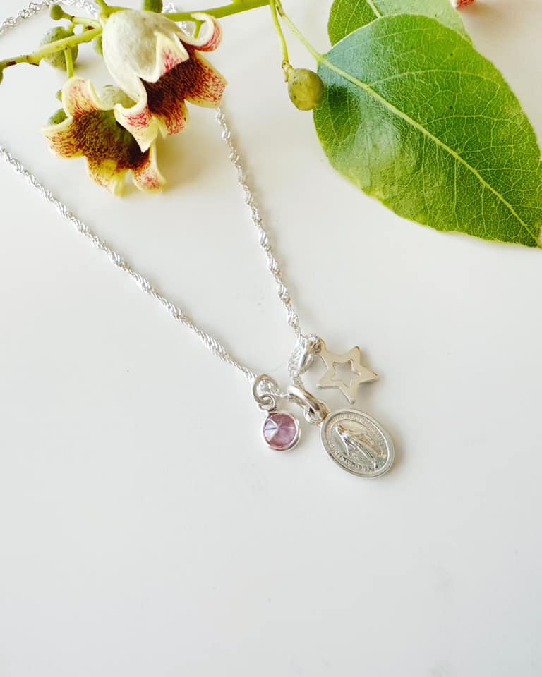Collar de Plata 925 Virgen de los milagros. Incluye packing para regalo.