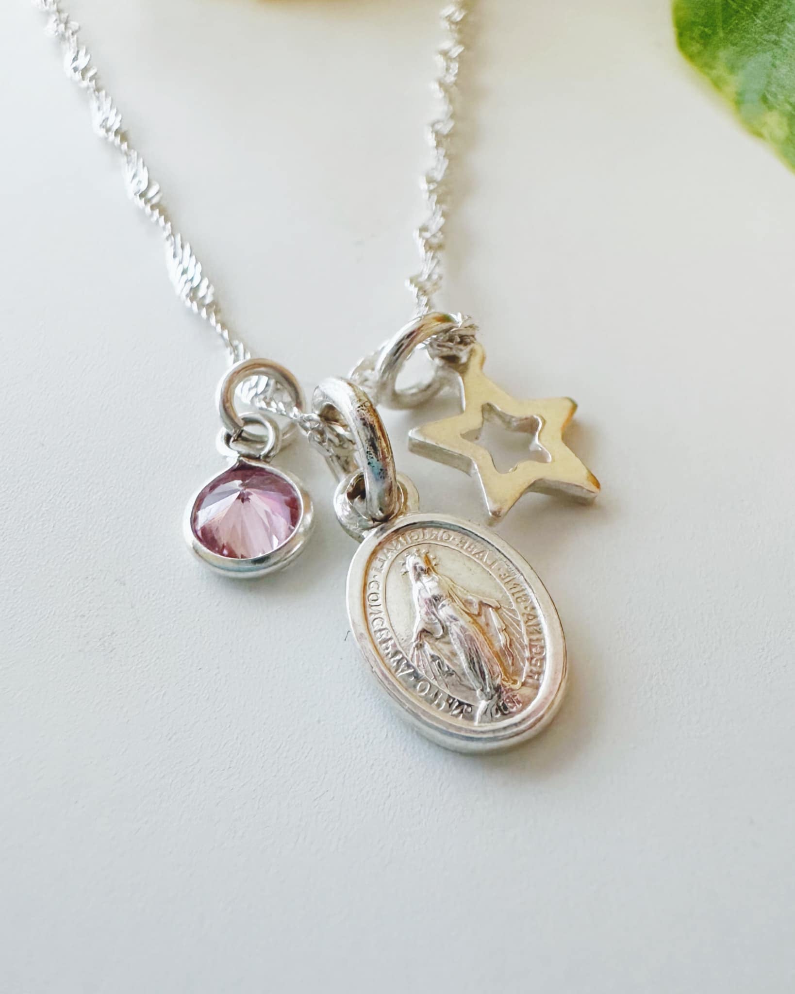 Collar de Plata 925 Virgen de los milagros. Incluye packing para regalo.