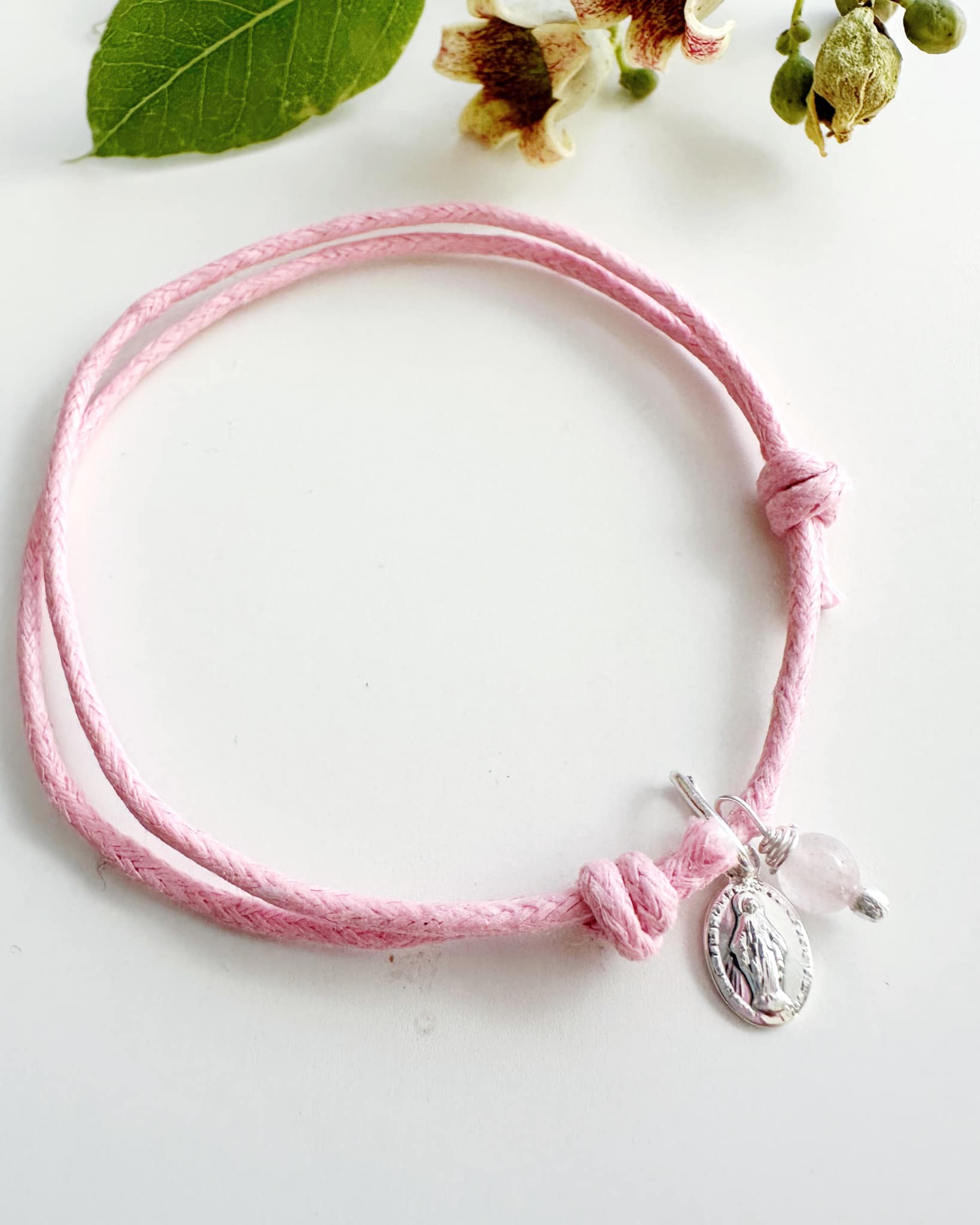 Pulsera Virgen de los milagros cordón ajustable. Incluye envoltorio de regalo