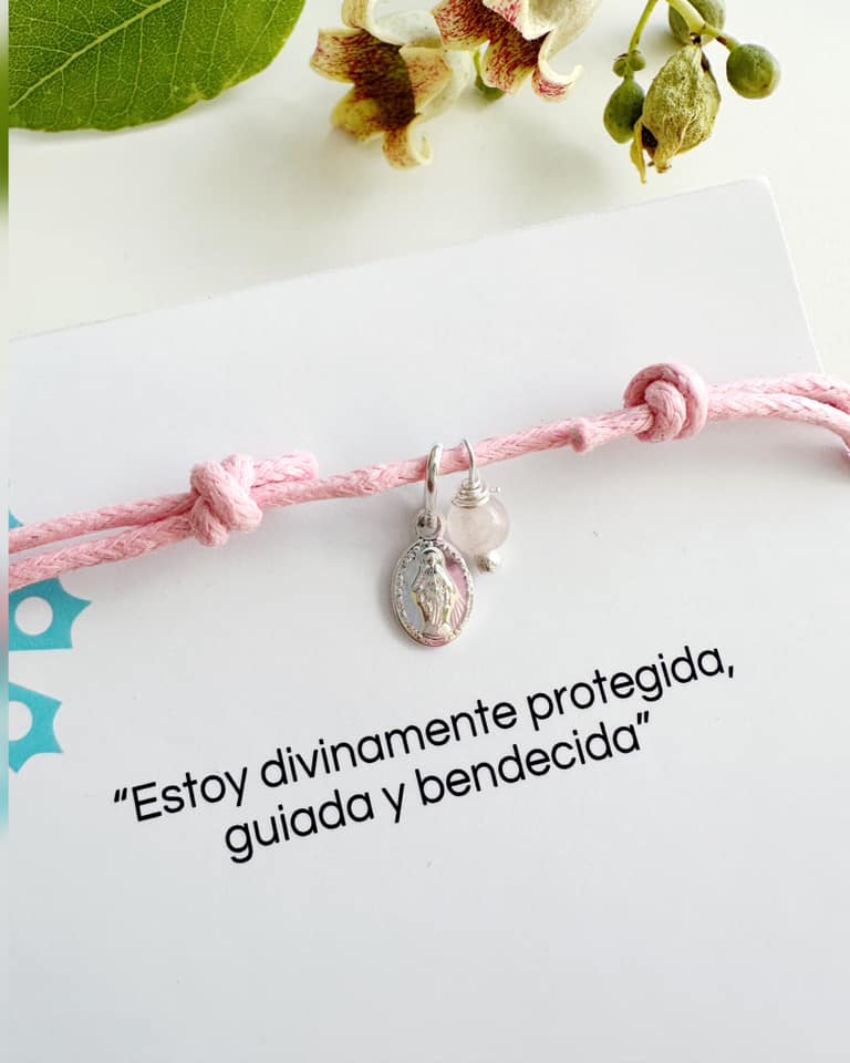 Pulsera Virgen de los milagros cordón ajustable. Incluye envoltorio de regalo