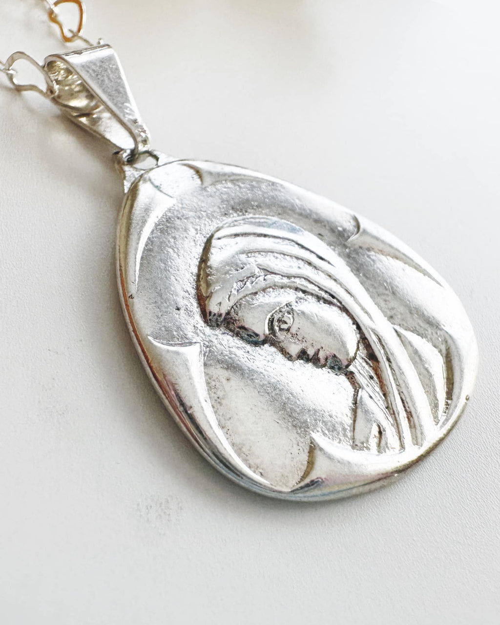 Collar Virgen niña. Incluye mensaje especial y packing para regalo