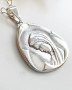 Collar Virgen niña. Incluye mensaje especial y packing para regalo