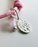 Pulsera silver Virgen de los milagros cordón ajustable. Incluye envoltorio de regalo
