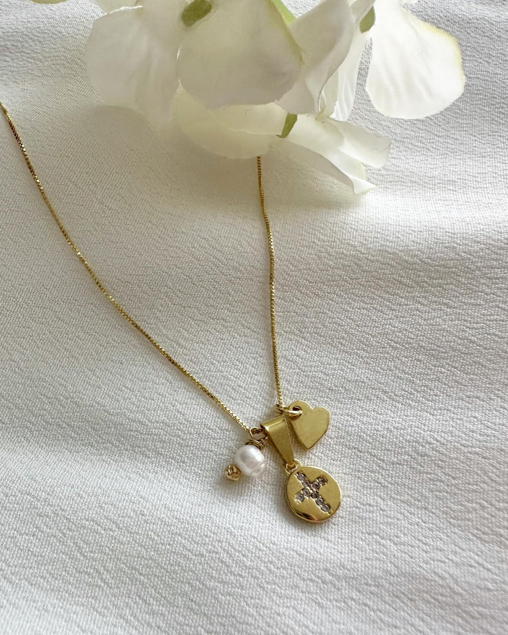 Collar cruz de Cristo en circones y perlita natural. Incluye mensaje especial y packing para regalo