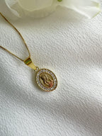 Collar medalla virgen niña con circones. Incluye mensaje especial y packing para regalo