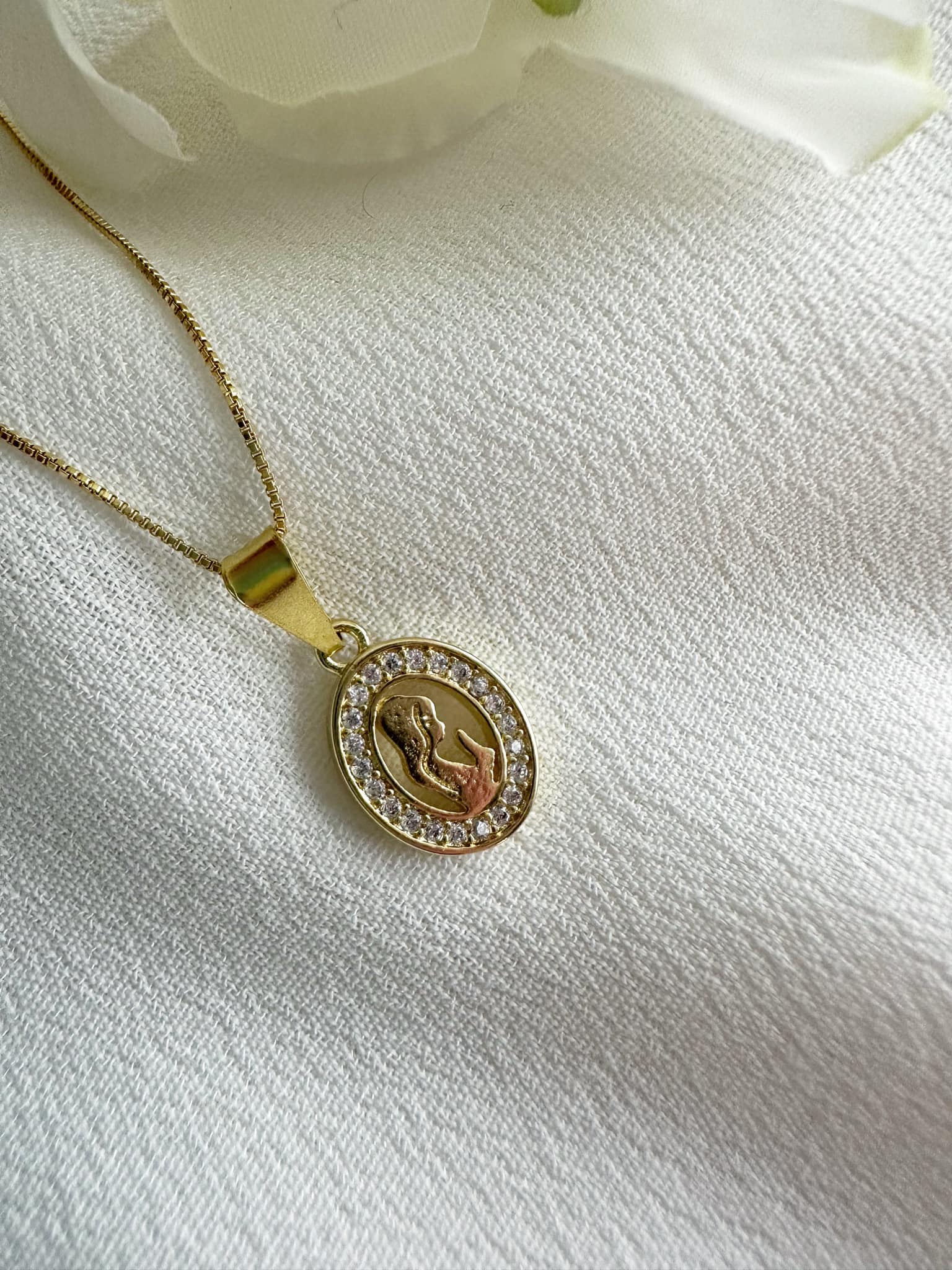 Collar medalla virgen niña con circones. Incluye mensaje especial y packing para regalo
