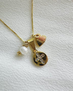 Collar cruz de Cristo en circones y perlita natural. Incluye mensaje especial y packing para regalo