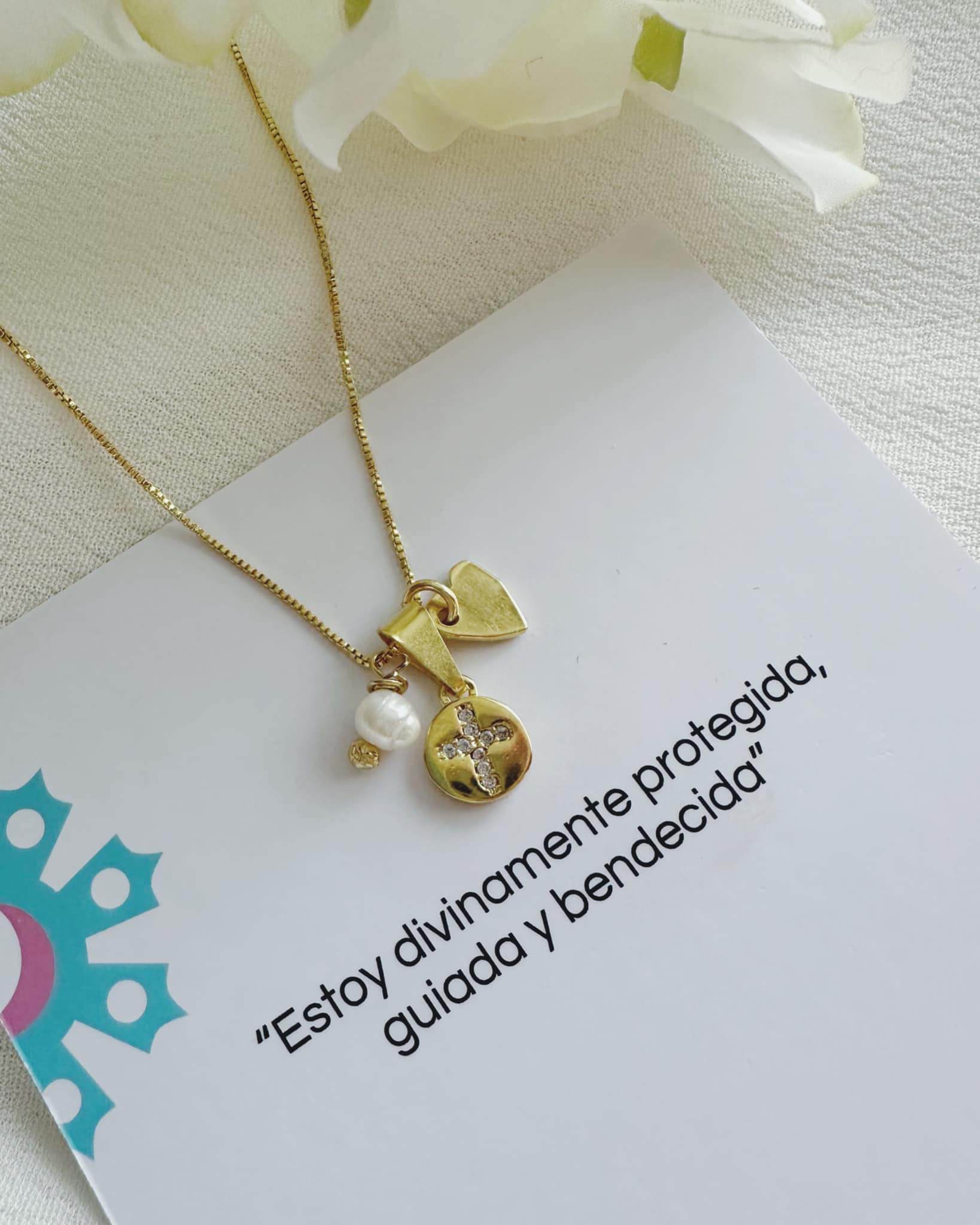 Collar cruz de Cristo en circones y perlita natural. Incluye mensaje especial y packing para regalo