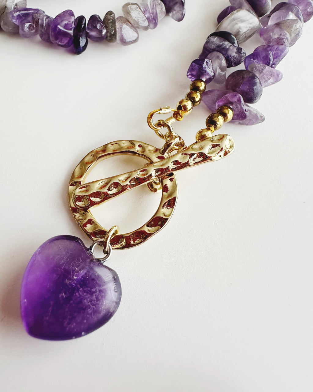 Collar corazón en piedra Amatista. Incluye significado de la piedra y packing para regalo
