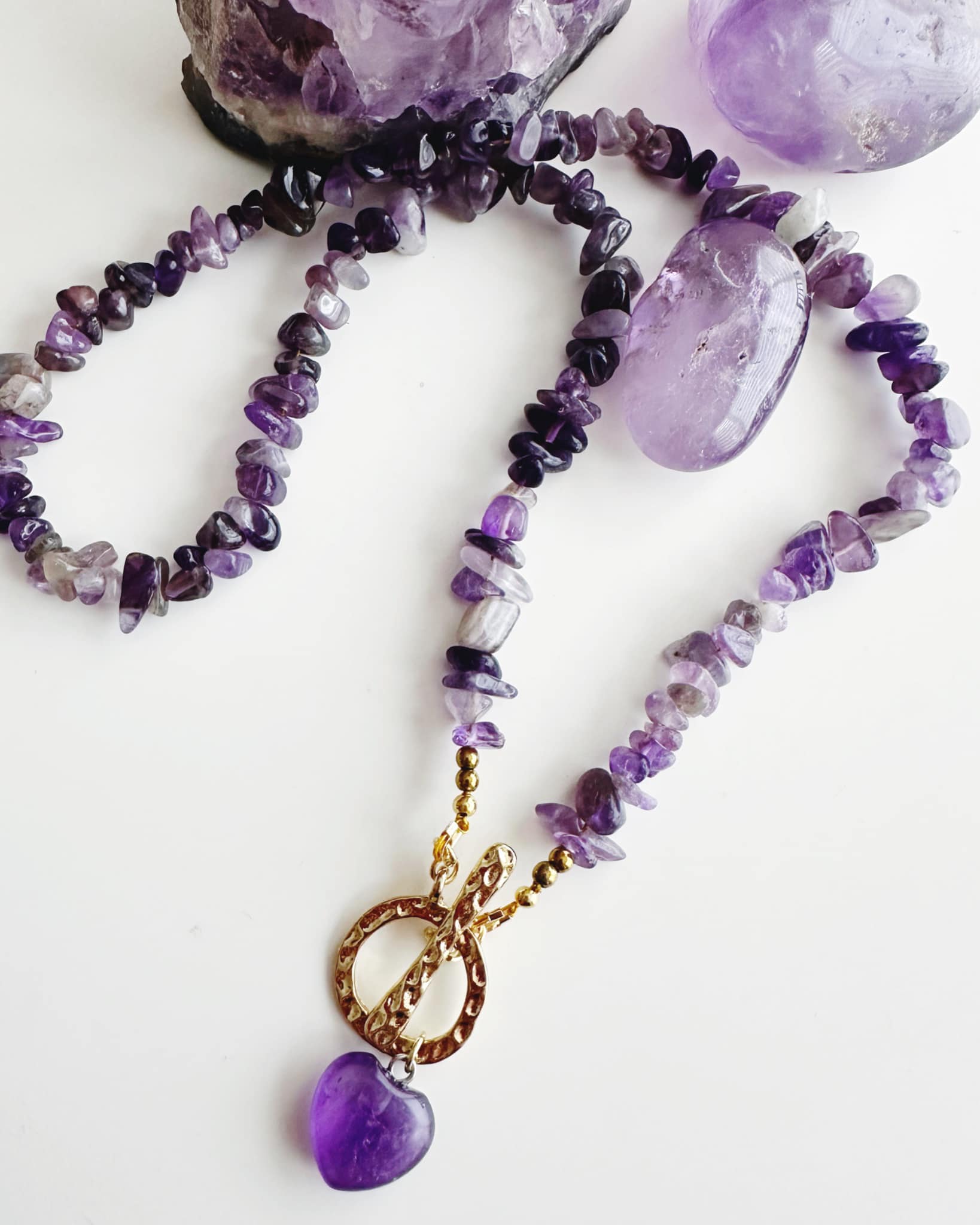 Collar corazón en piedra Amatista. Incluye significado de la piedra y packing para regalo