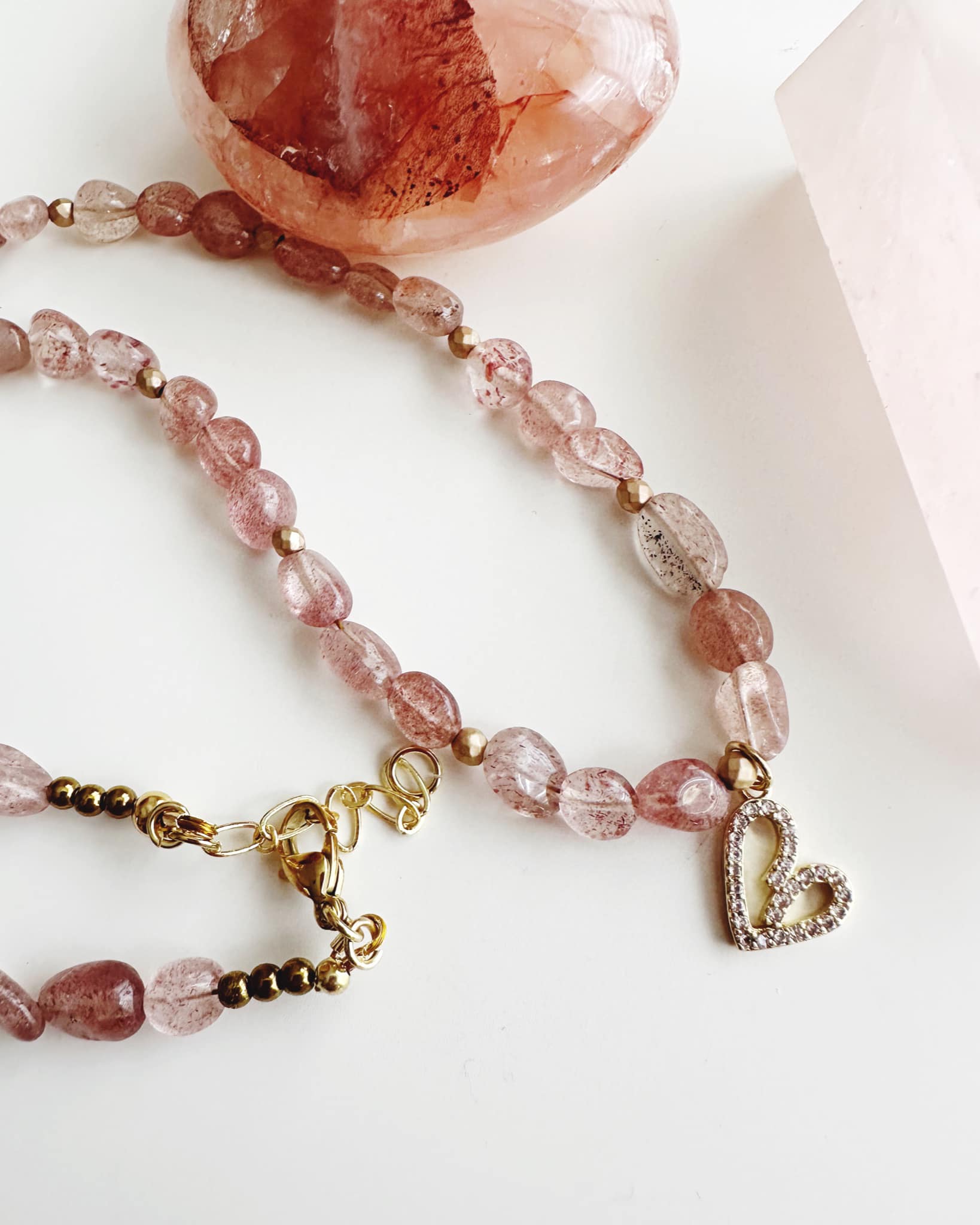 Collar Corazon de luz y piedras Cuarzo Rosa frutilla. Incluye significado de su piedra y Packing para regalo