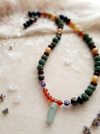 Collar “Prosperidad” en piedras naturales y colgante de Cuarzo Verde. Enchape de Oro 18k