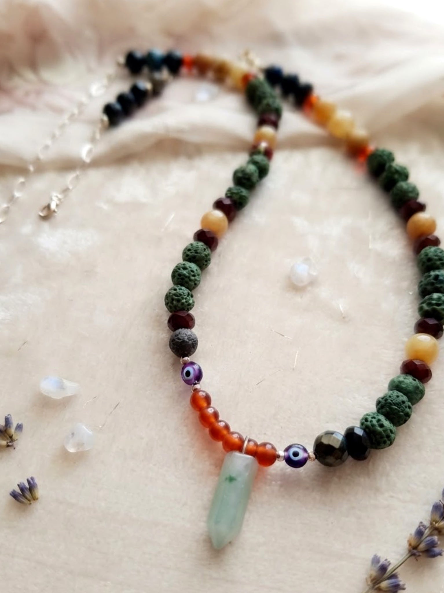 Collar “Prosperidad” en piedras naturales y colgante de Cuarzo Verde. Enchape de Oro 18k