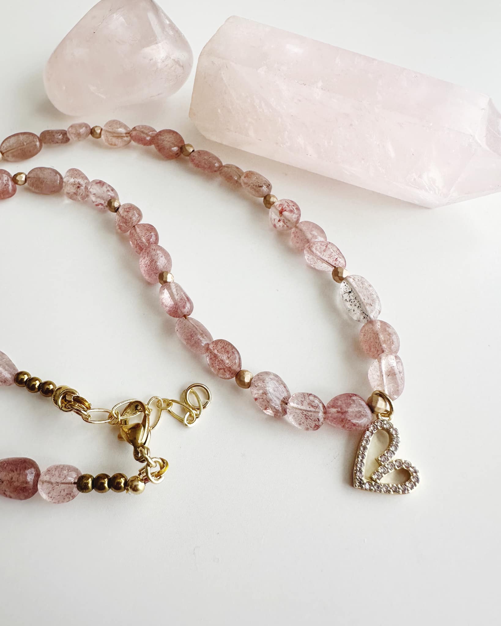 Collar Corazon de luz y piedras Cuarzo Rosa frutilla. Incluye significado de su piedra y Packing para regalo