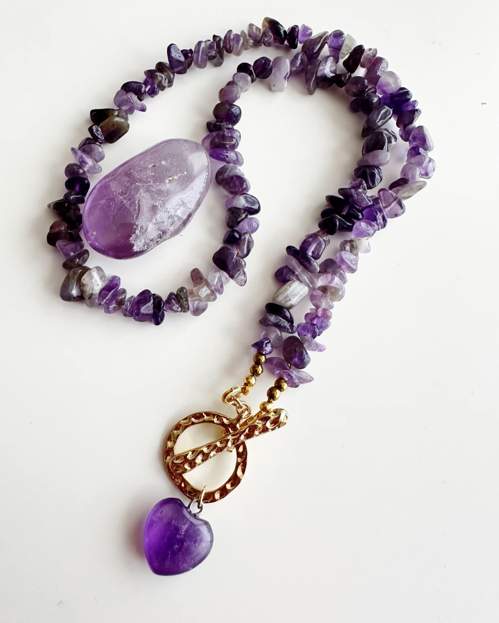 Collar corazón en piedra Amatista. Incluye significado de la piedra y packing para regalo
