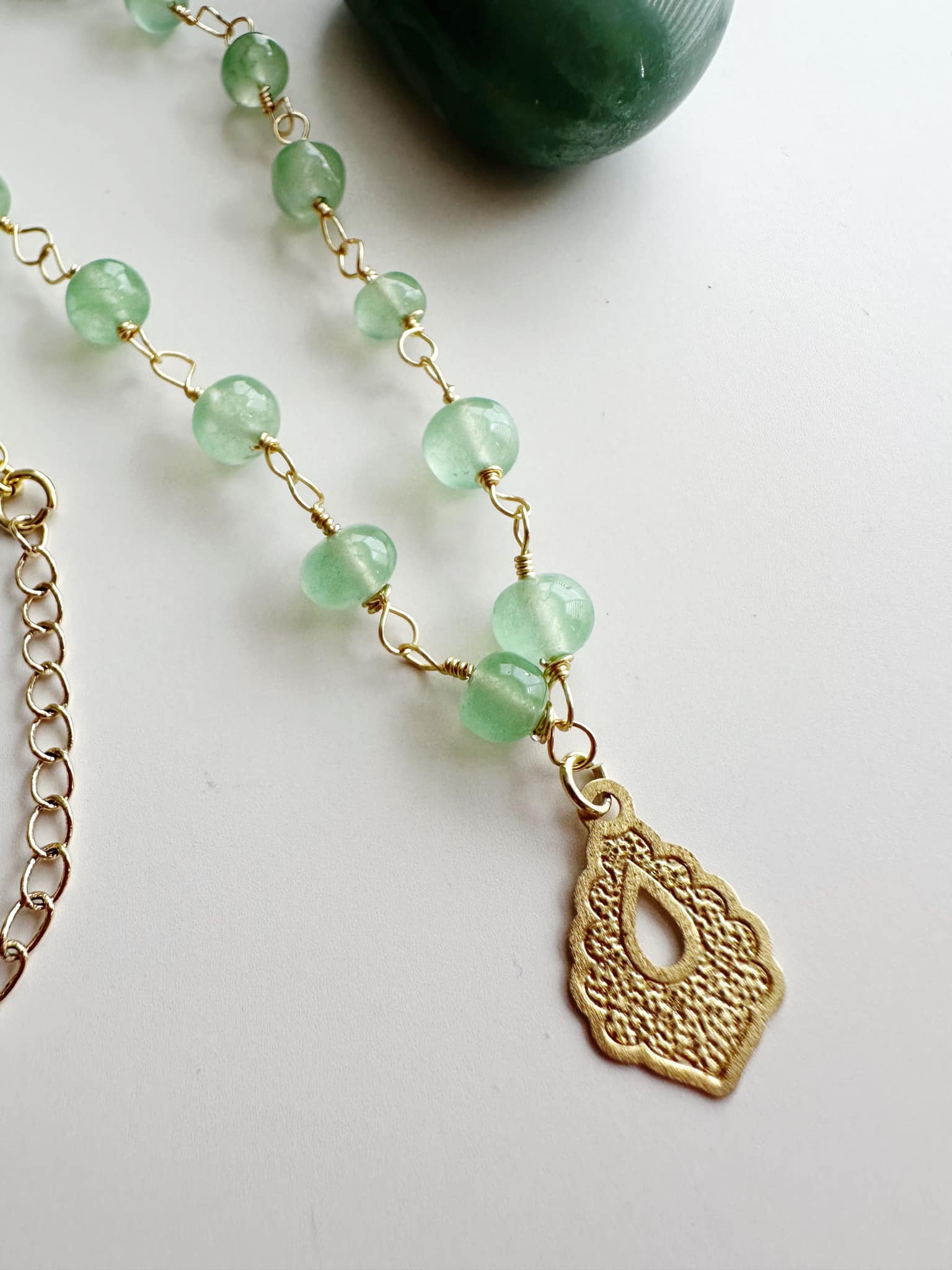 Collar de Cuarzo Verde | Joya Espiritual de Sanación y Equilibrio. Incluye significado de la piedra y empaque para regalo