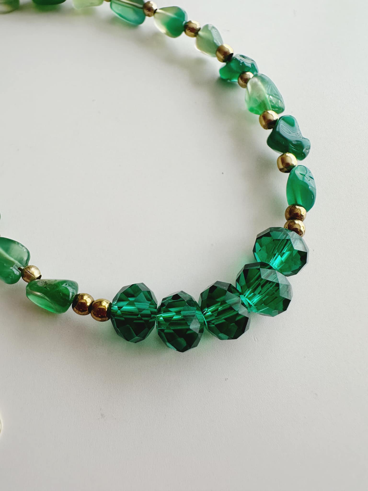 Collar "Alma en equilibrio" en piedra de  Ónix Verde. Enchape de Oro 18k