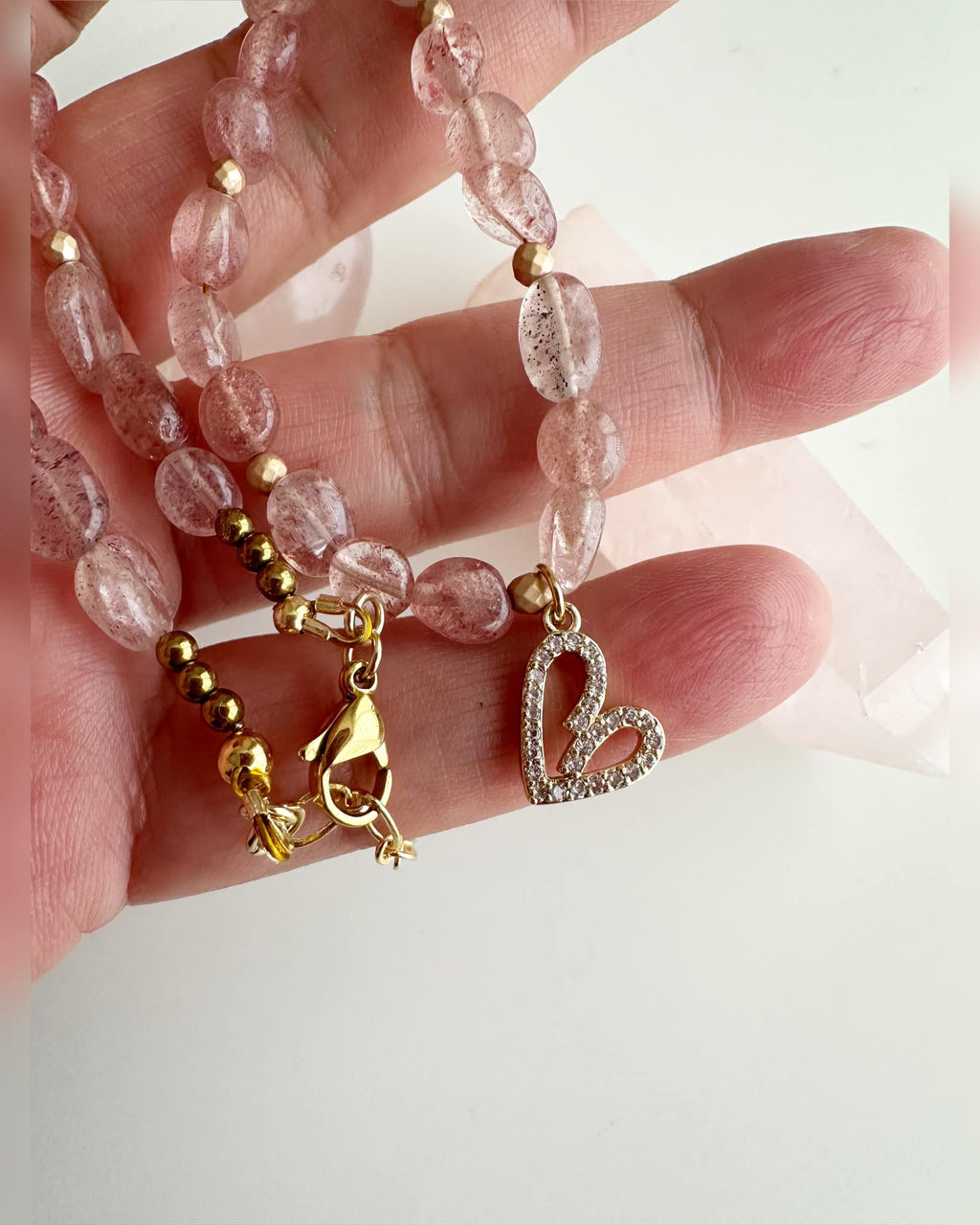 Collar Corazon de luz y piedras Cuarzo Rosa frutilla. Incluye significado de su piedra y Packing para regalo