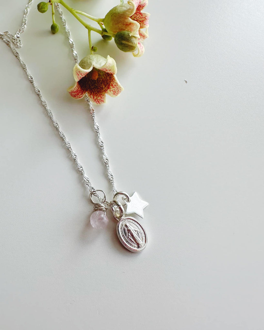 Collar de Plata 925 Virgen de los milagros con perlita de Cuarzo Rosa. Incluye packing para regalo.