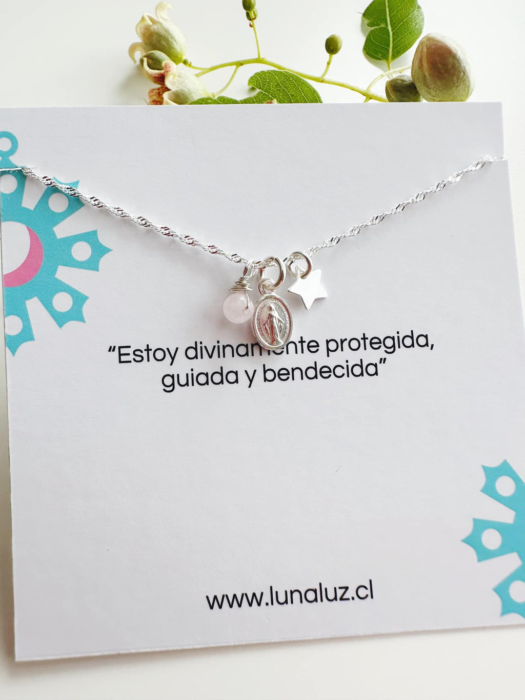 Collar de Plata 925 Virgen de los milagros con perlita de Cuarzo Rosa. Incluye packing para regalo.