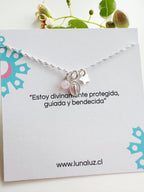 Collar de Plata 925 Virgen de los milagros con perlita de Cuarzo Rosa. Incluye packing para regalo.