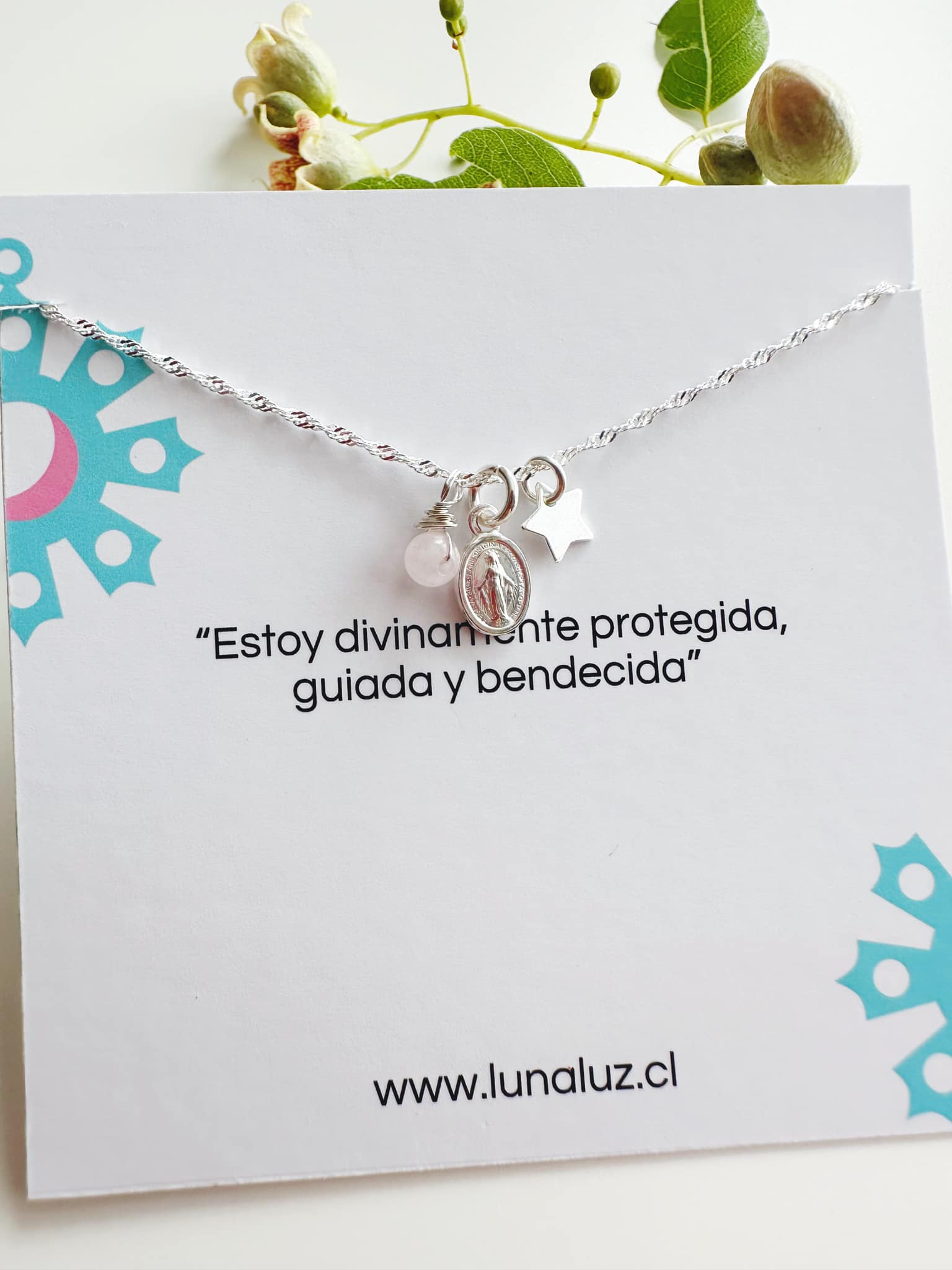 Collar de Plata 925 Virgen de los milagros con perlita de Cuarzo Rosa. Incluye packing para regalo.