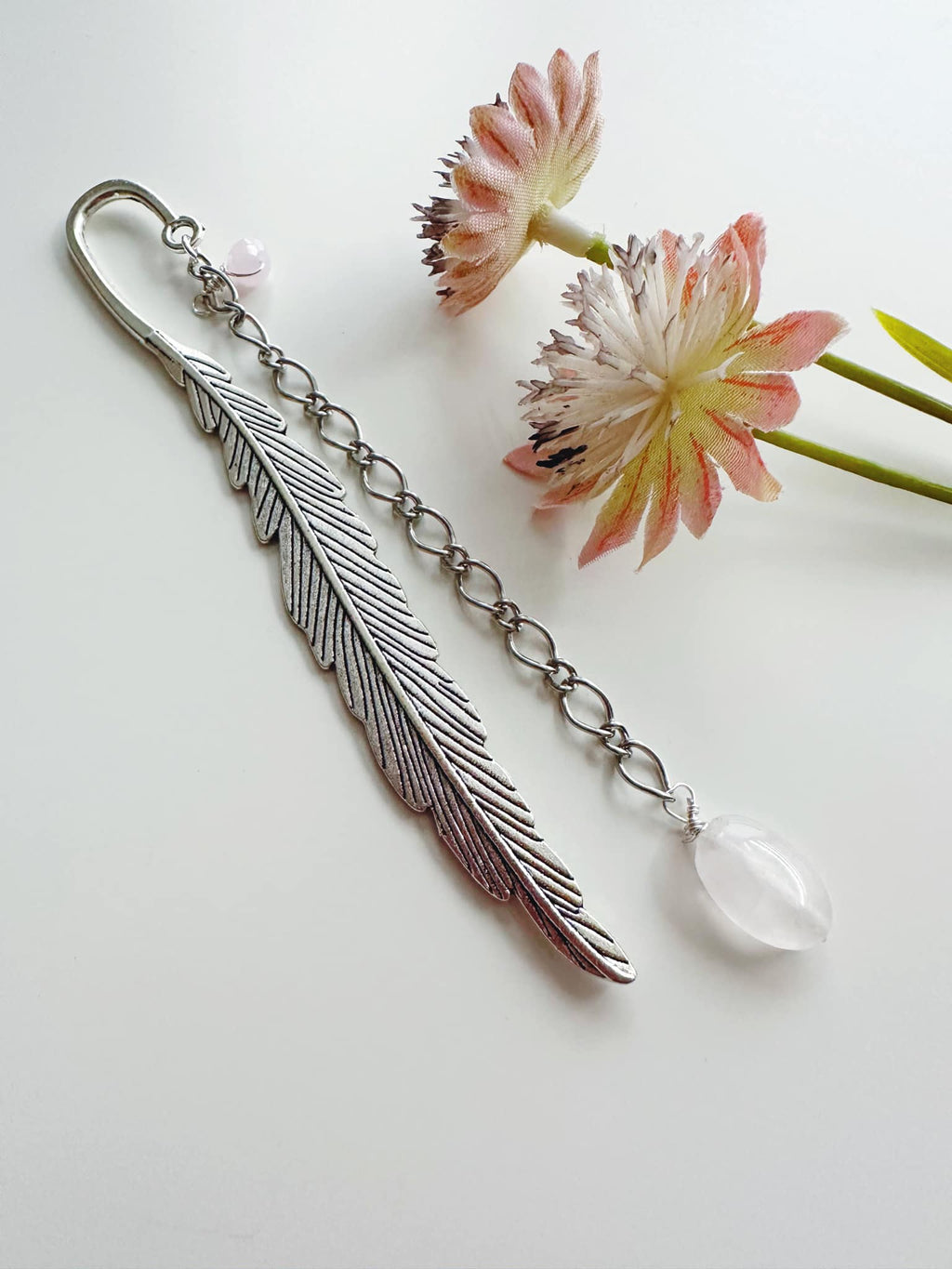 Marcador de Libro piedra Cuarzo Rosa. Incluye significado de la piedra y Packing para regalo