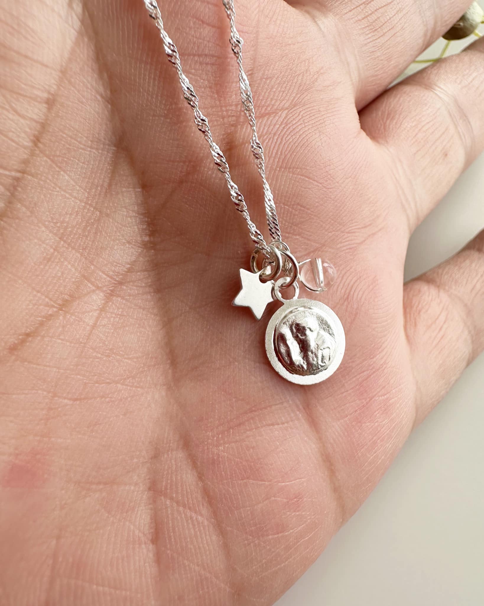 Collar de Plata 925 San Benito con perlita de Cuarzo. Incluye packing para regalo.