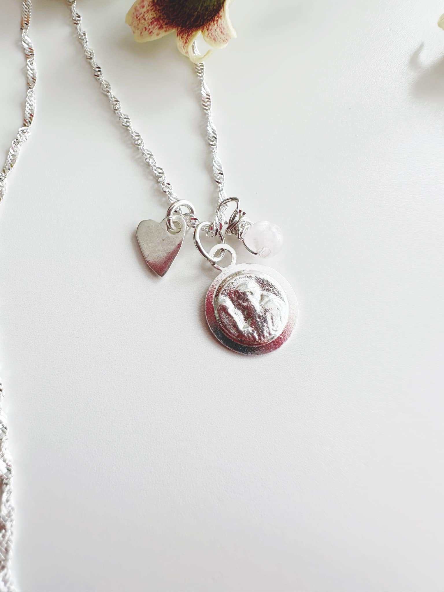 Collar de Plata 925 San Benito con perlita de Cuarzo Rosa. Incluye packing para regalo.