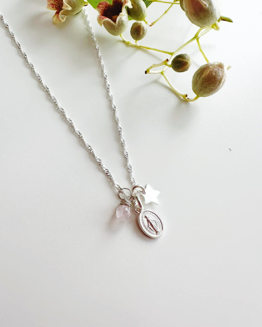 Collar de Plata 925 Virgen de los milagros con perlita de Cuarzo Rosa. Incluye packing para regalo.